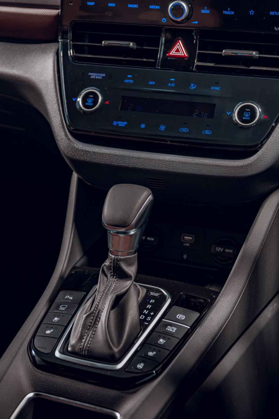 Детали интерьера Hyundai IONIQ hybrid (AE) 2019 года  (UK) (фото 16 из 42)